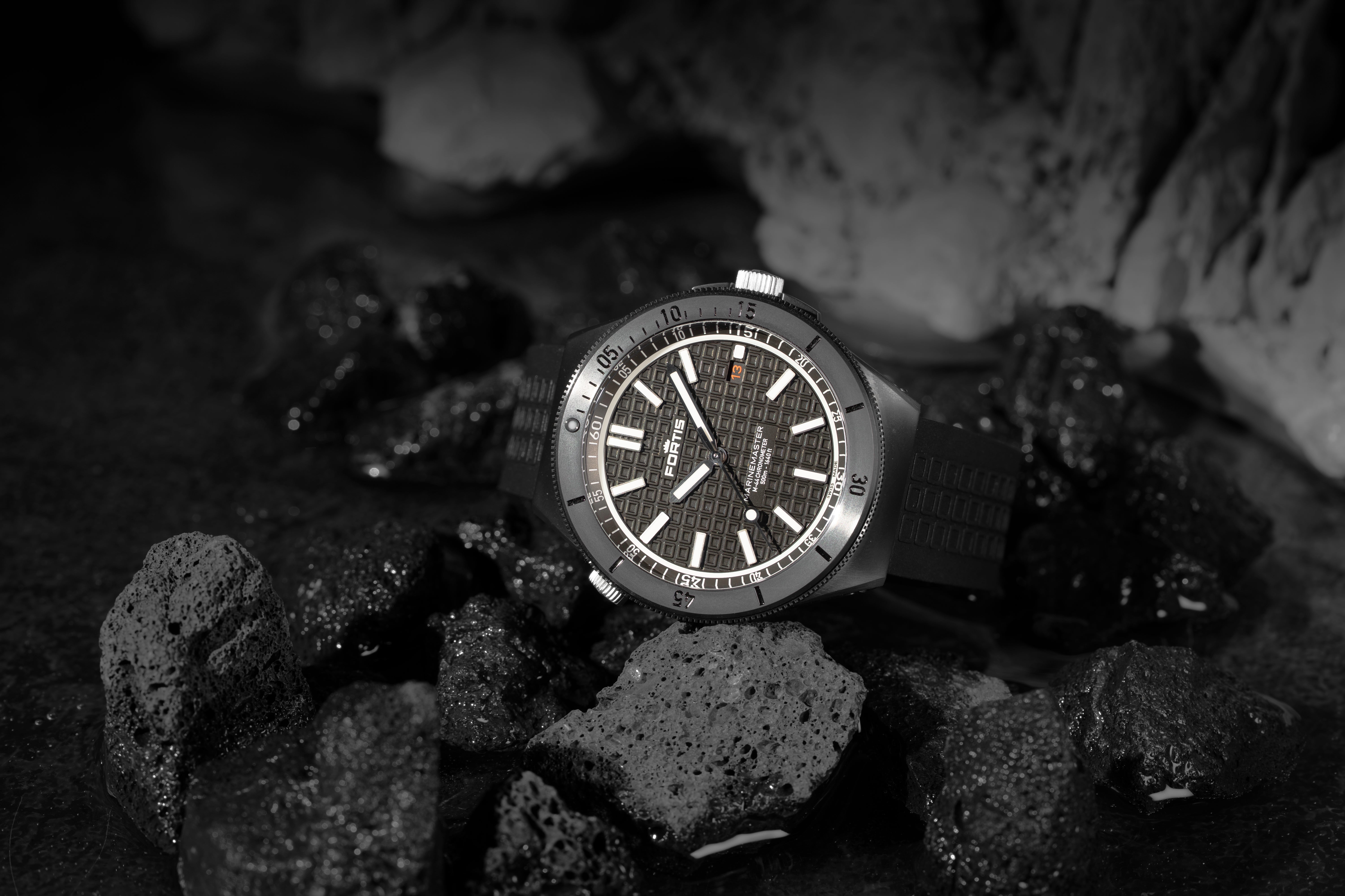 FORTIS MARINEMASTER M-44 DLC THE ULTIMATE DIVER WITH 500 METERS OF WATER RESISTANCE AND MANUFACTURE CALIBRE WERK 11
